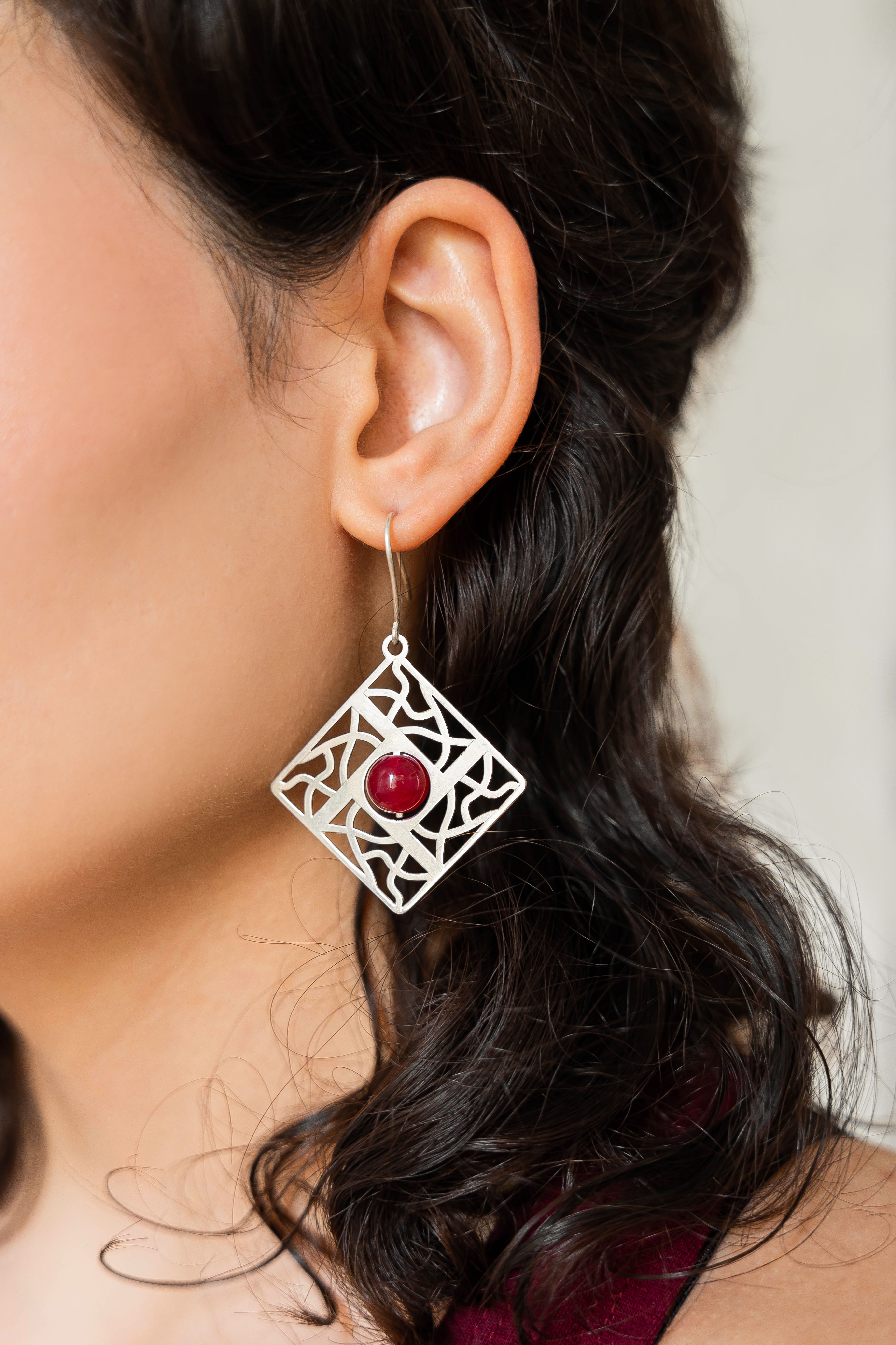 گوشواره نقره زنانه مدل J-115 با سنگ جید، دلربا و عقیق خزه‌ای