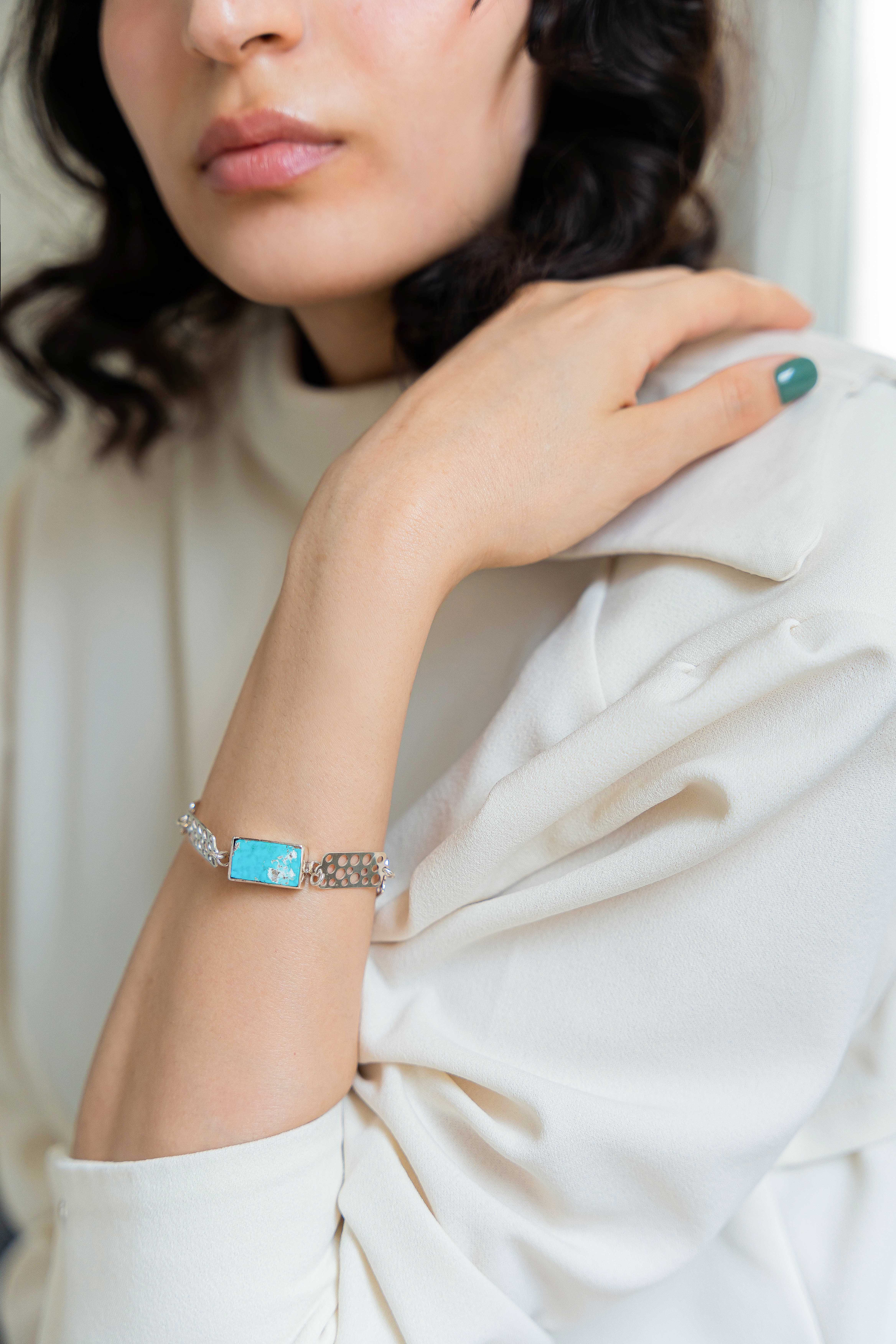 دستبند نقره زنانه مدل 161 عیار ۹۲۵ با سنگ فیروزه نیشابور