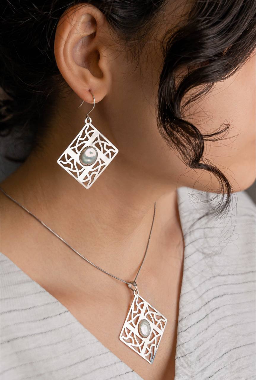 نیم‌ست نقره زنانه مدل 15D با مروارید باروک پرورشی عیار ۹۲۵