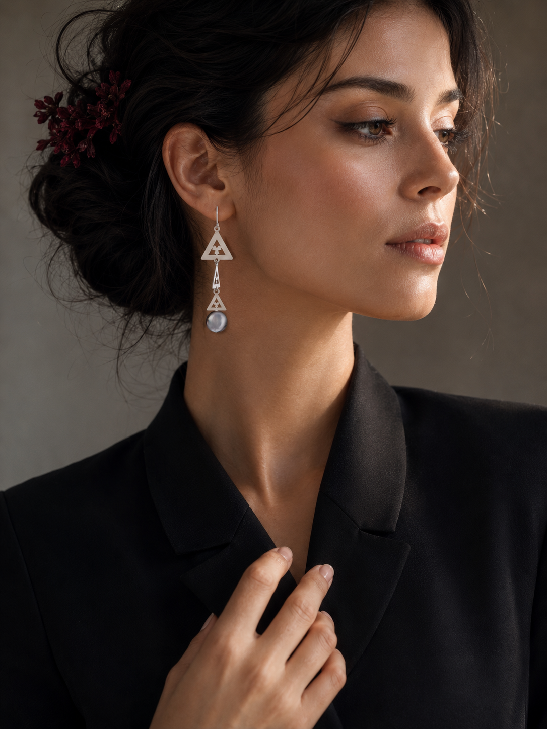 گوشواره نقره زنانه مدل 108 عیار 925 طرح ایران باستان سنگ صدف